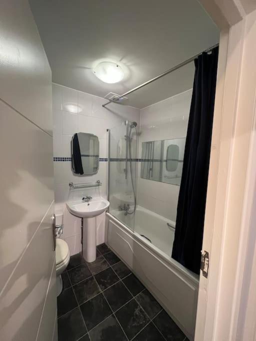Lovely 1 Bedroom Apartment In West Kensington Лондон Экстерьер фото